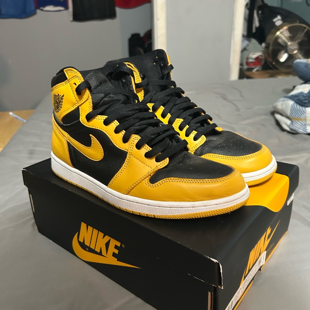 Jordan Men's Black and Yellow Sneakers